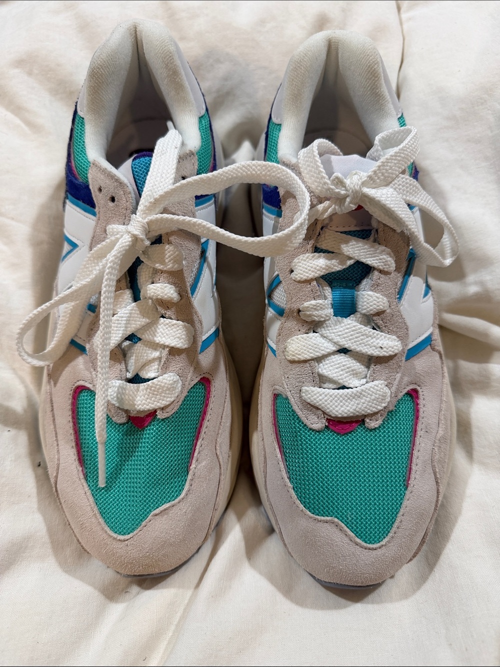 New Balance White Multi-Color Women's Athletic Sneakers size 8.5